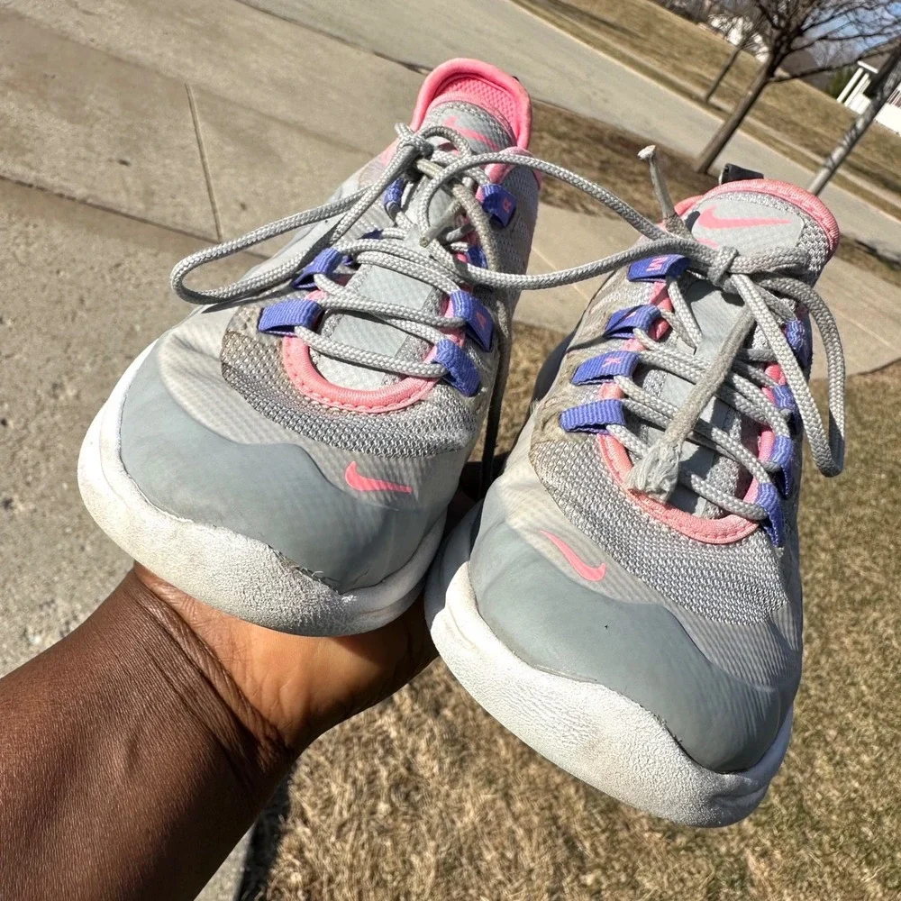 Nike Air Max Axis Little Girl Sneakers Size‎ 2.5Y Gray